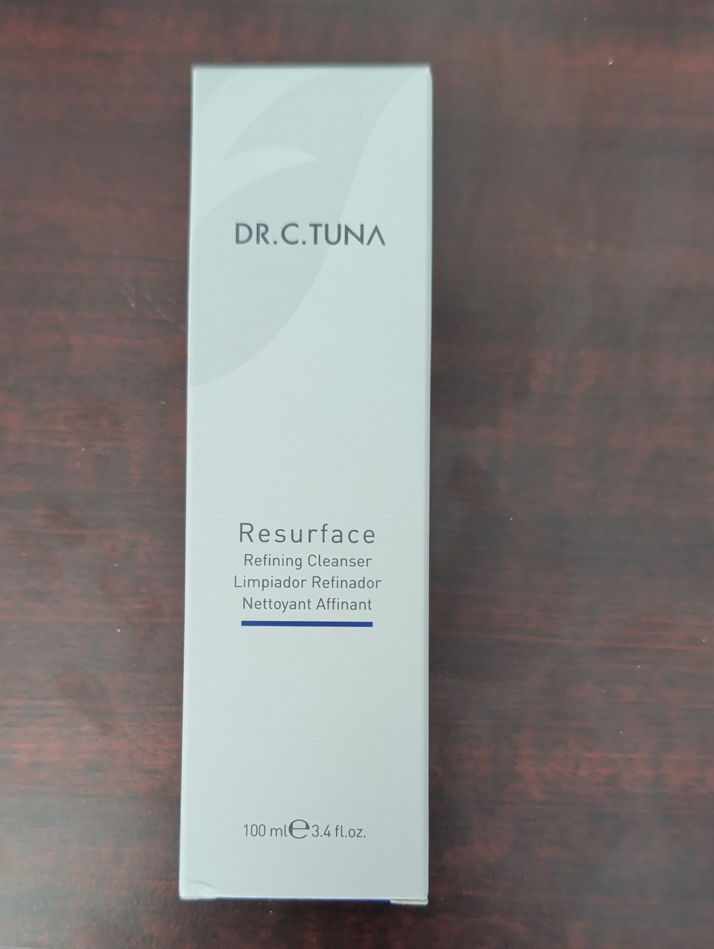 Farmasi Resurface Refining Cleanser - White with Blue Accent